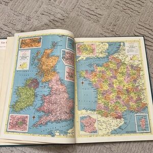 World Atlas and Gazetteer 1957 hardcover book
Vtg, 128 pages of maps and info